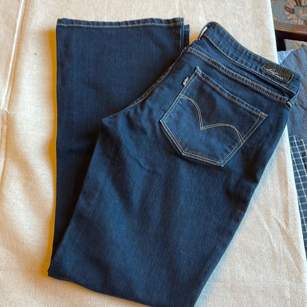 Levi’s Demi curve size 27 boot cut